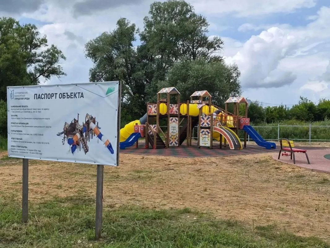 В Спас-Деменске установили новую детскую площадку