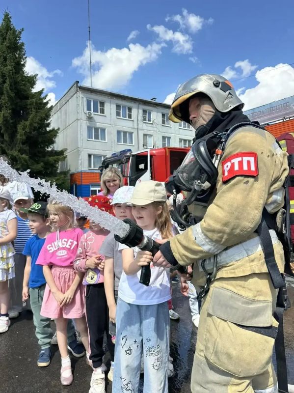 Маленькие герои большого огня: как дошколята примерили роль пожарных Маленькие герои большого огня: как дошколята примерили роль пожарных