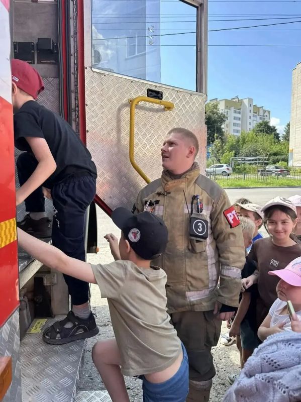 Маленькие герои большого огня: как дошколята примерили роль пожарных Маленькие герои большого огня: как дошколята примерили роль пожарных