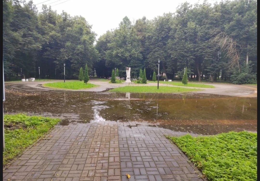 Прорыв воды в сквере Кирюхина устраняли две недели