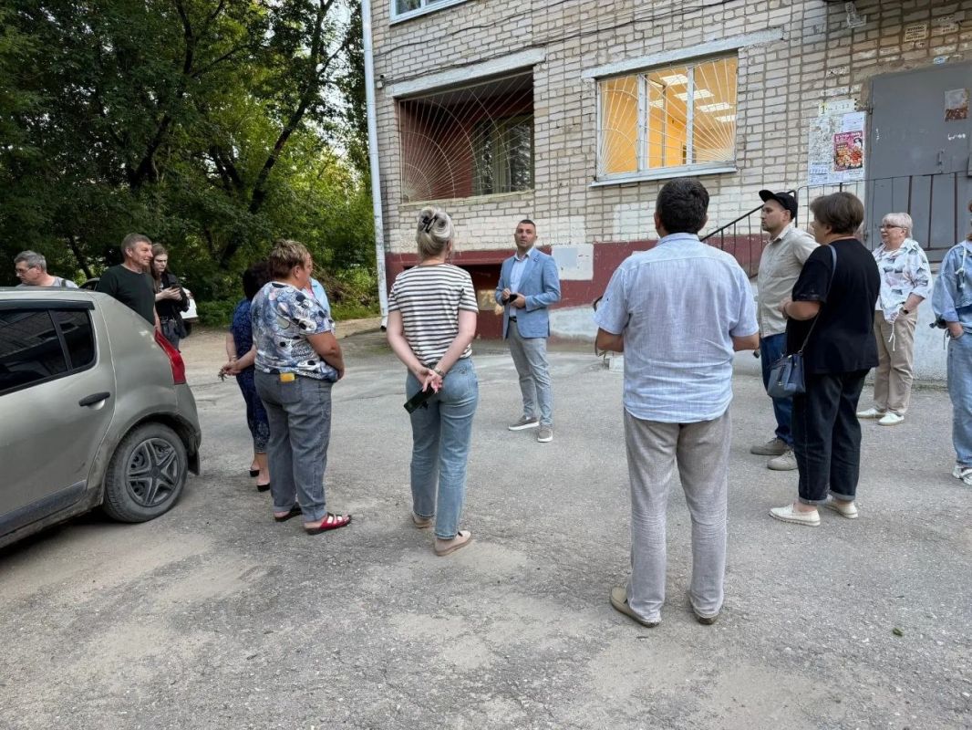 Депутат Дмитрий Бабаев встретился с жителями 6-го избирательного округа и оценил итоги работ по установке малых архитектурных форм Депутат Дмитрий Бабаев встретился с жителями 6-го избирательного округа и оценил итоги работ по установке малых архитектурных форм