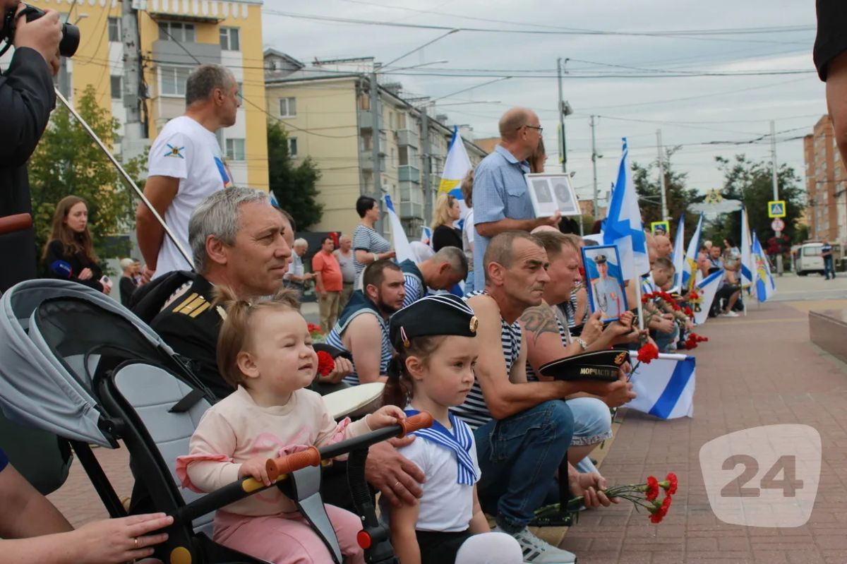 Военные моряки прошли по Калуге Военные моряки прошли по Калуге
