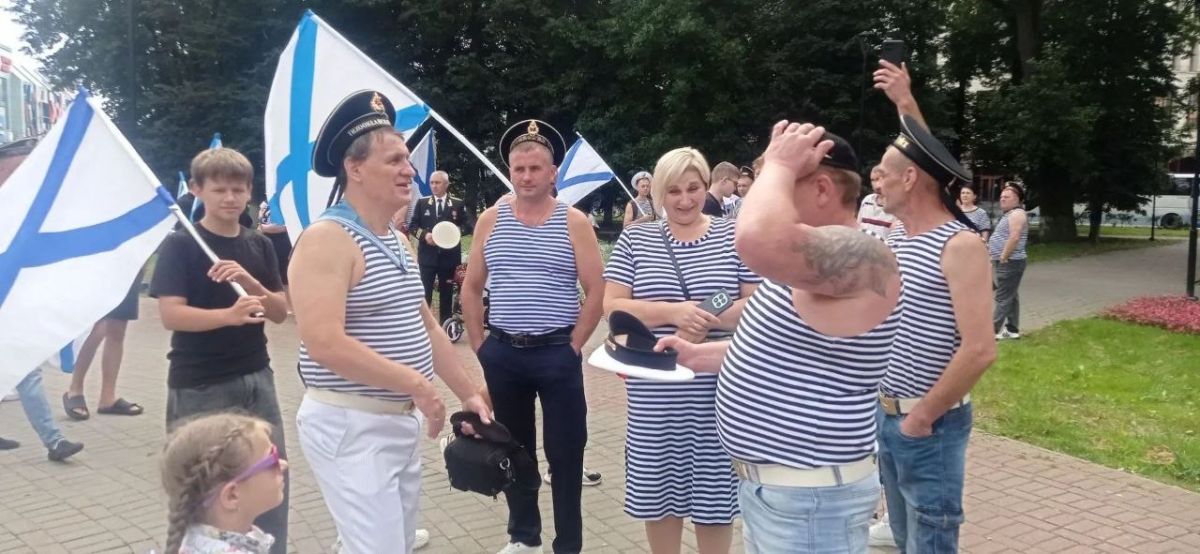 Моряки начали собираться на шествие на сквере Мира