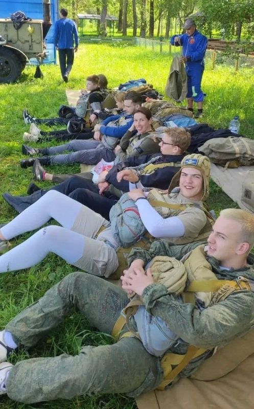 Говорят, стоит один раз увидеть мир с высоты — и начинаешь смотреть на него совсем иначе Говорят, стоит один раз увидеть мир с высоты — и начинаешь смотреть на него совсем иначе