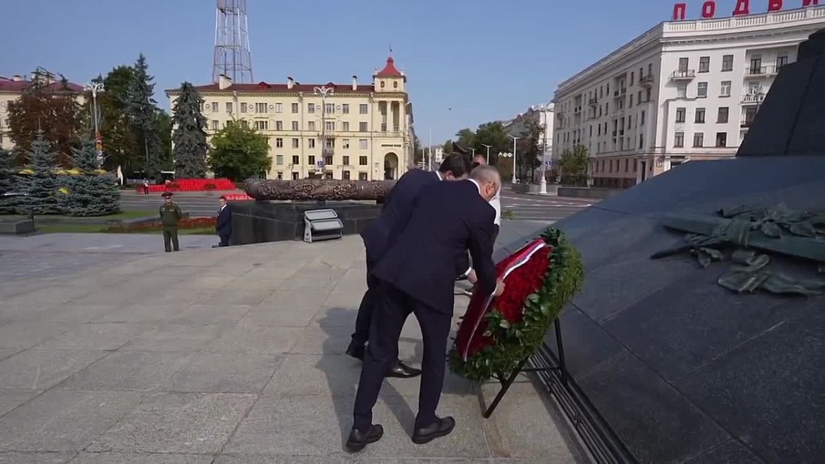 Калужская делегация почтила память павших героев у Вечного огня в Минске