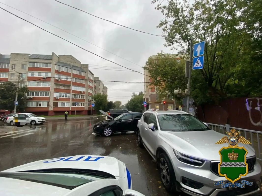 Сотрудники Госавтоинспекции г. Калуги разбираются в дорожно-транспортном происшествии, в результате которого пострадал несовершеннолетний ребенок Сотрудники Госавтоинспекции г. Калуги разбираются в дорожно-транспортном происшествии, в результате которого пострадал несовершеннолетний ребенок
