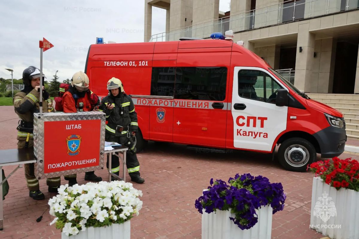 На большой сцене калужского ТЮЗа тушили пожар На большой сцене калужского ТЮЗа тушили пожар