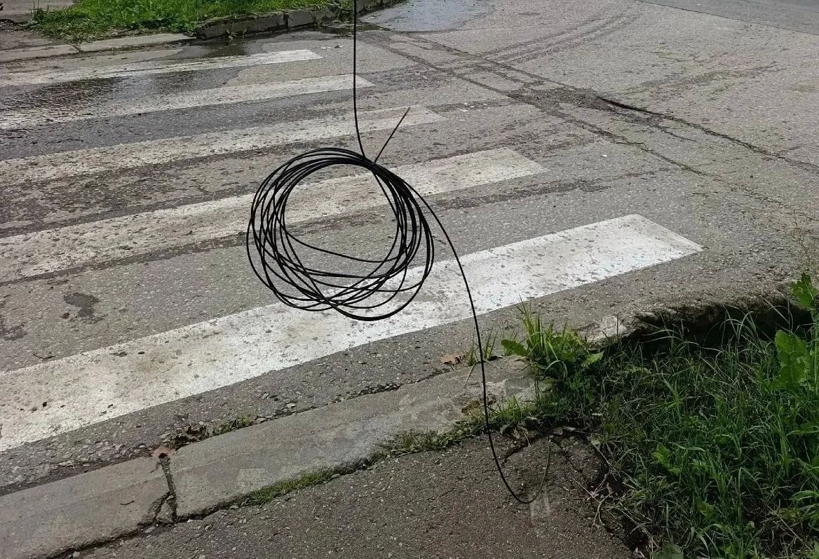 В Калуге на Маяковского над пешеходной частью болтается оборванный провод