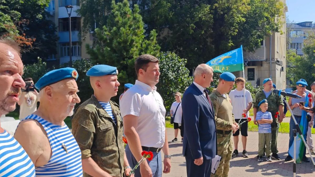 У мемориала "Журавли" идет торжественный митинг, посвященный 96-й годовщине ВДВ У мемориала "Журавли" идет торжественный митинг, посвященный 96-й годовщине ВДВ