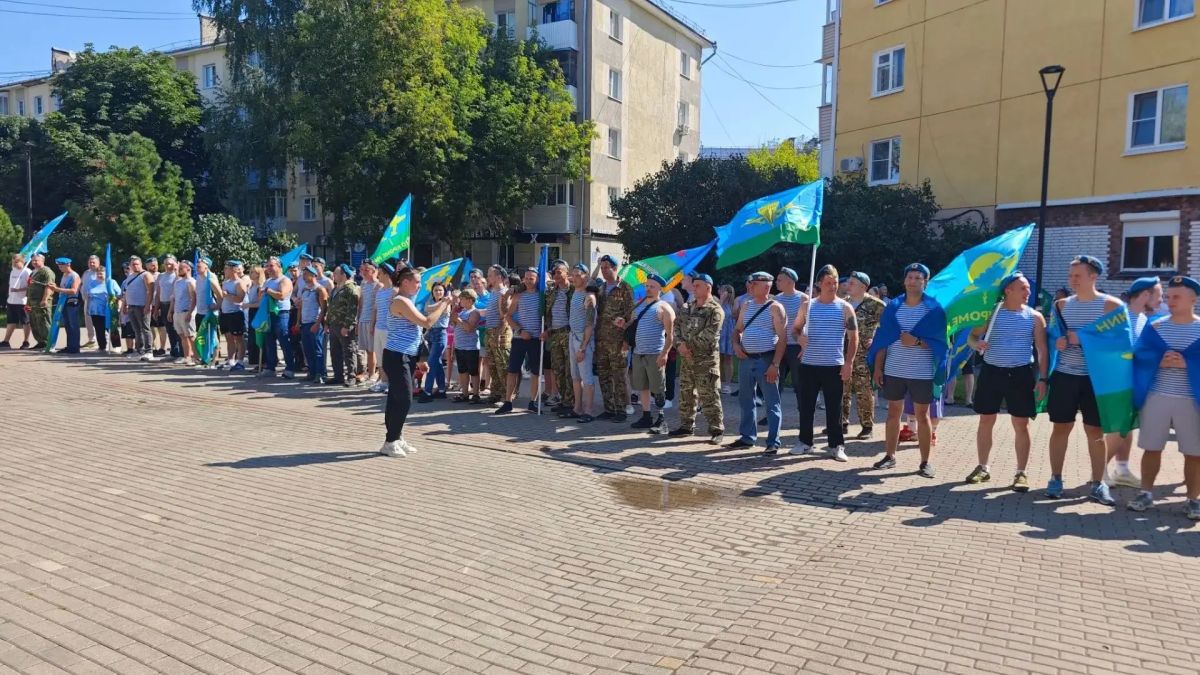 У мемориала "Журавли" идет торжественный митинг, посвященный 96-й годовщине ВДВ У мемориала "Журавли" идет торжественный митинг, посвященный 96-й годовщине ВДВ