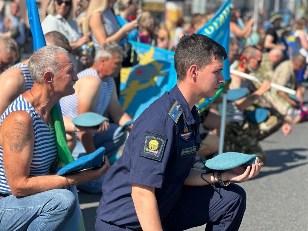 Десантники прошли шествием по Калуге Десантники прошли шествием по Калуге