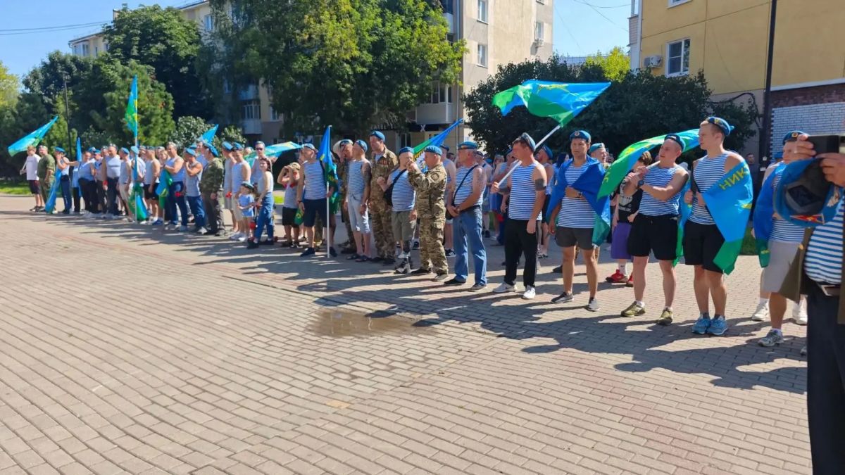 У мемориала "Журавли" идет торжественный митинг, посвященный 96-й годовщине ВДВ У мемориала "Журавли" идет торжественный митинг, посвященный 96-й годовщине ВДВ