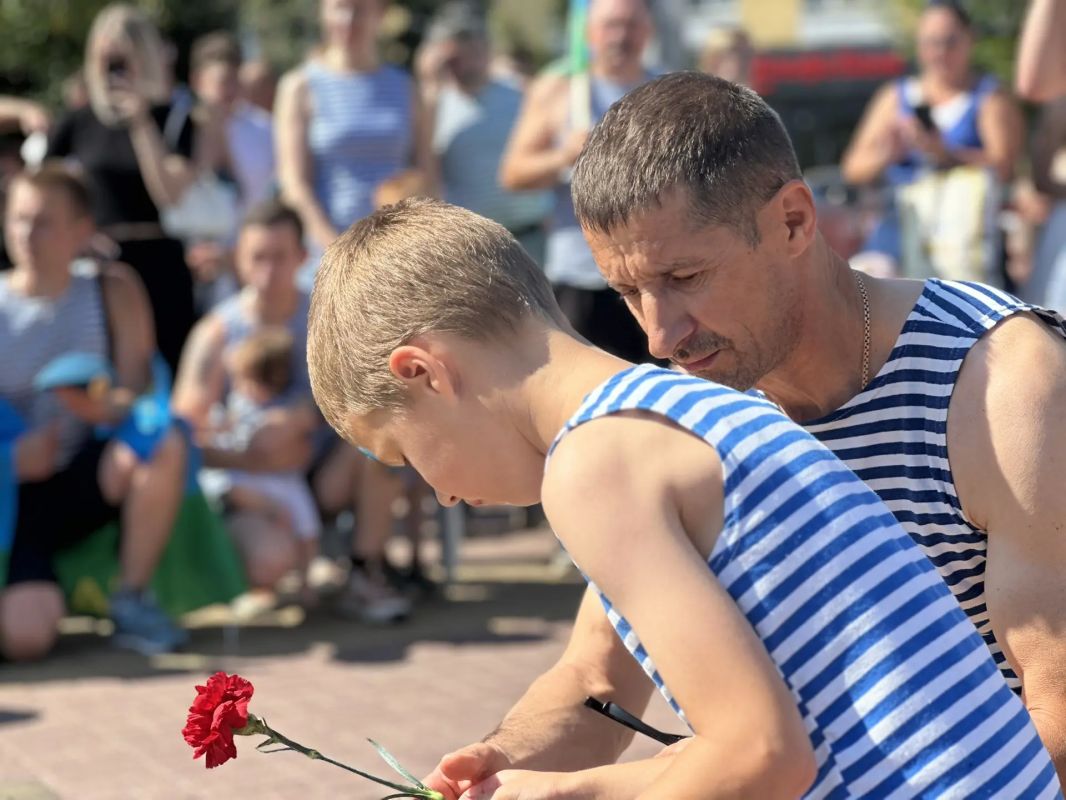 С Днём Воздушно-десантных войск! С Днём Воздушно-десантных войск!