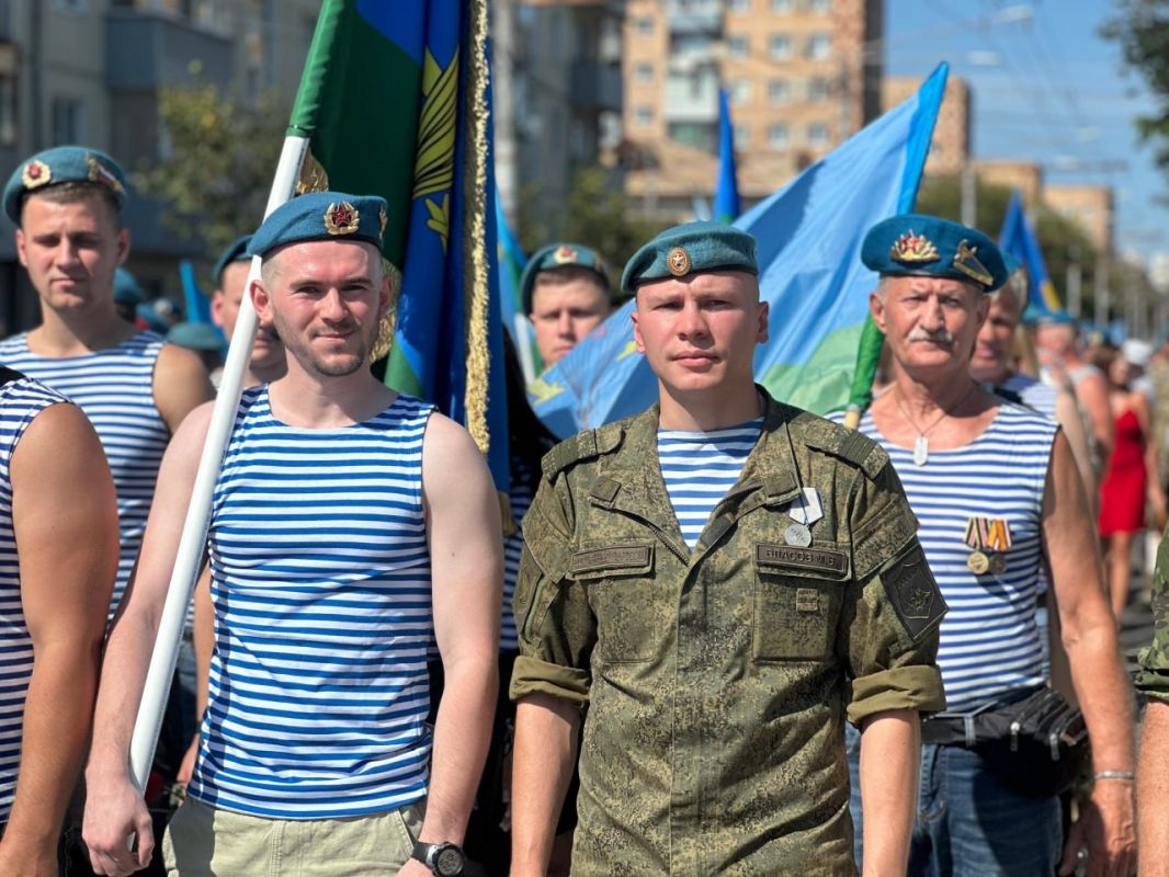 Десантники прошли шествием по Калуге Десантники прошли шествием по Калуге