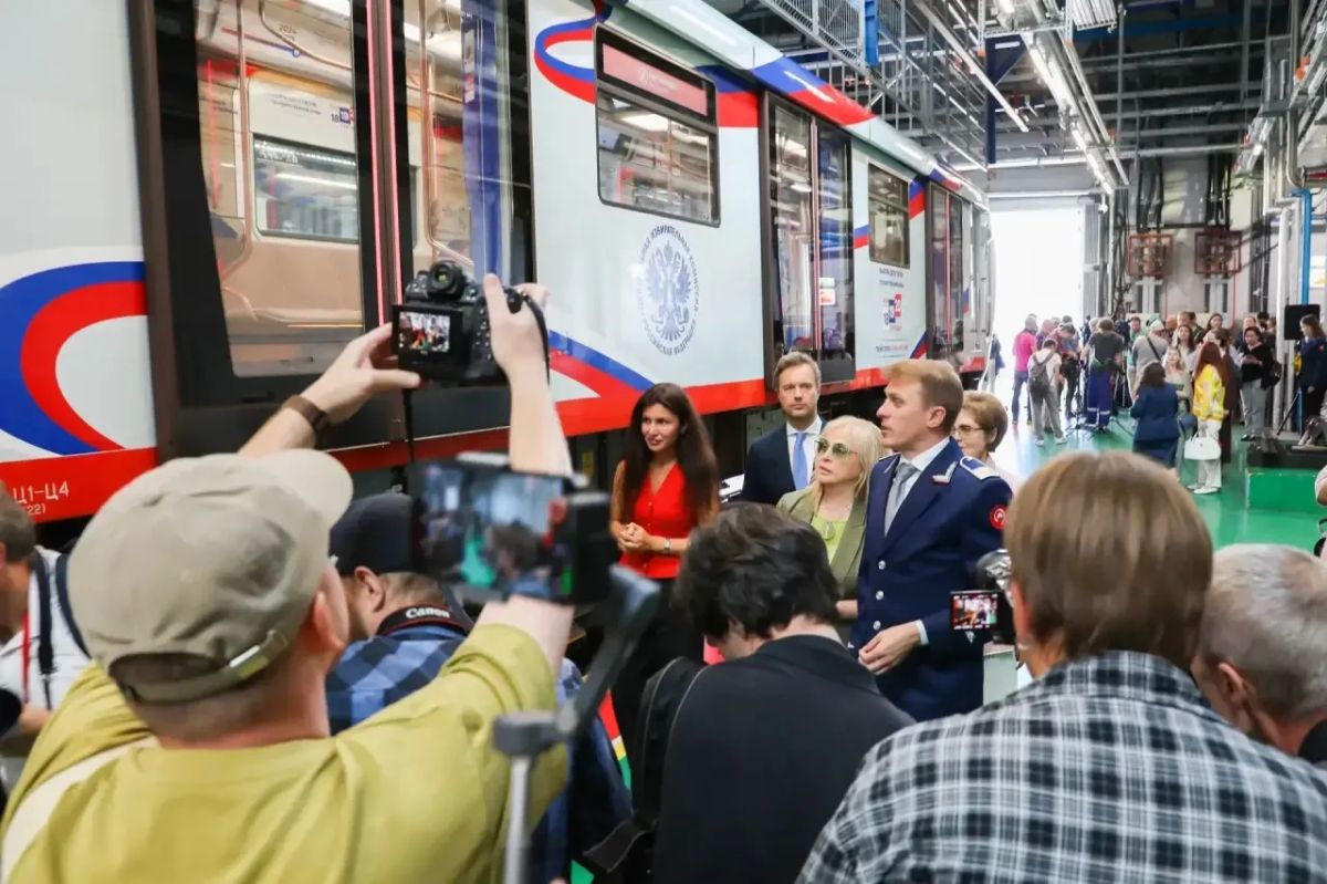 В московском метро появился тематический поезд, приуроченный к выборам депутатов Госдумы В московском метро появился тематический поезд, приуроченный к выборам депутатов Госдумы