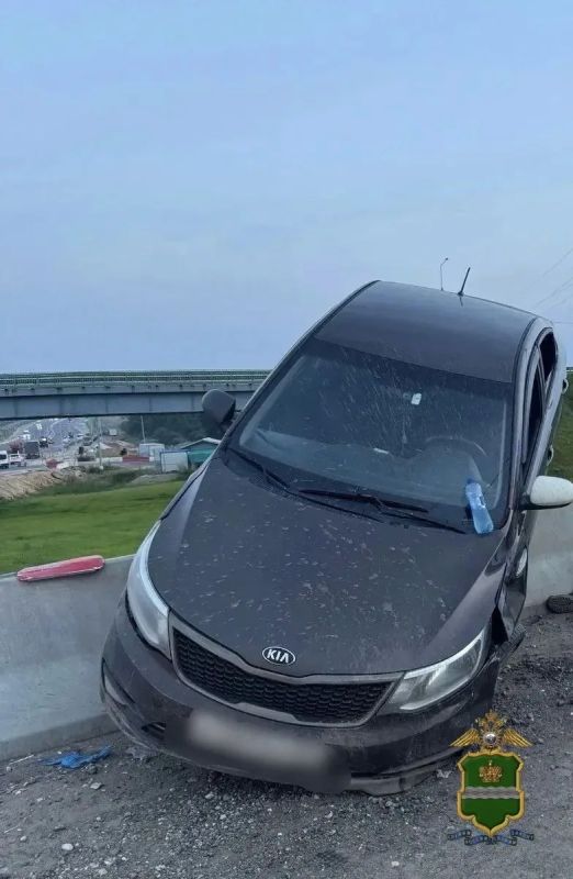 На калужской трассе иномарка врезалась в препятствие