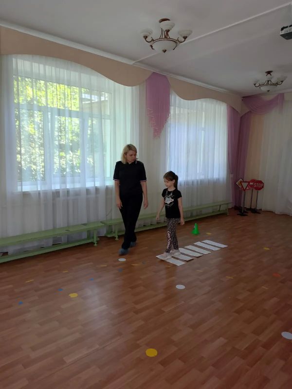 Сотрудники Госавтоинспекции города Калуги провели занятие по Правилам дорожного движения с воспитанниками детского сада Сотрудники Госавтоинспекции города Калуги провели занятие по Правилам дорожного движения с воспитанниками детского сада