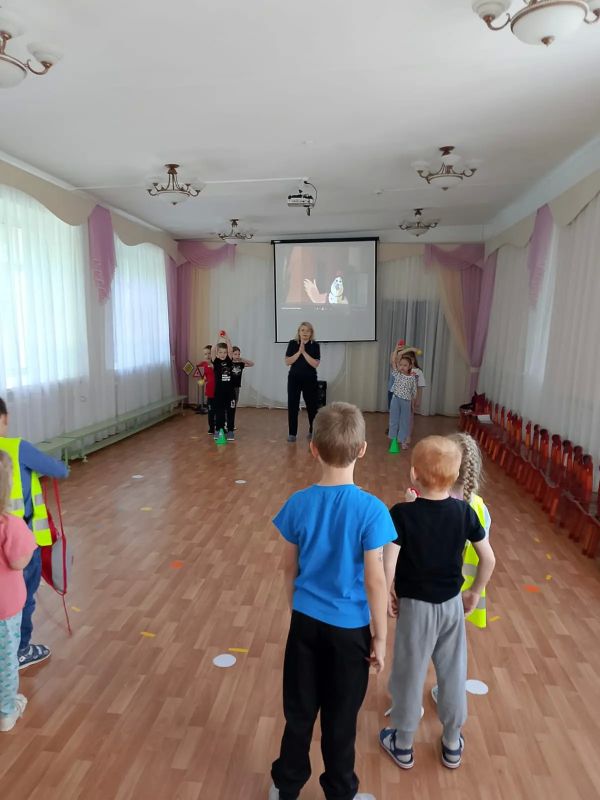 Сотрудники Госавтоинспекции города Калуги провели занятие по Правилам дорожного движения с воспитанниками детского сада Сотрудники Госавтоинспекции города Калуги провели занятие по Правилам дорожного движения с воспитанниками детского сада