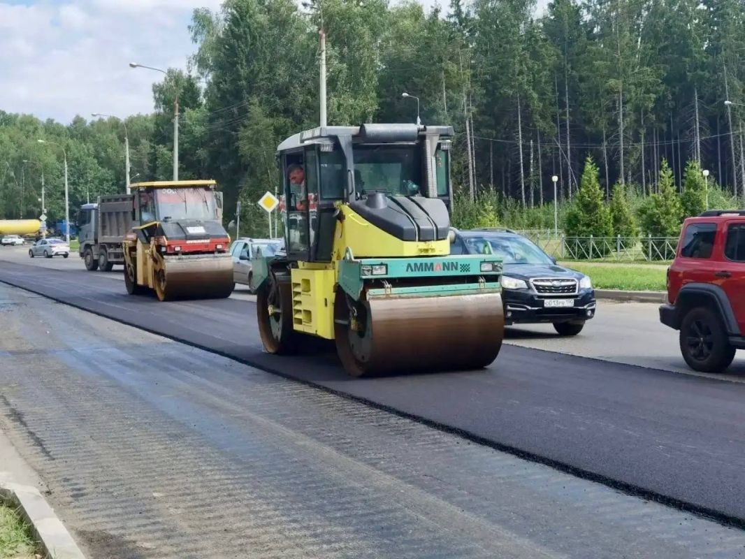 В Обнинске укладывают новый асфальт на улице Курчатова