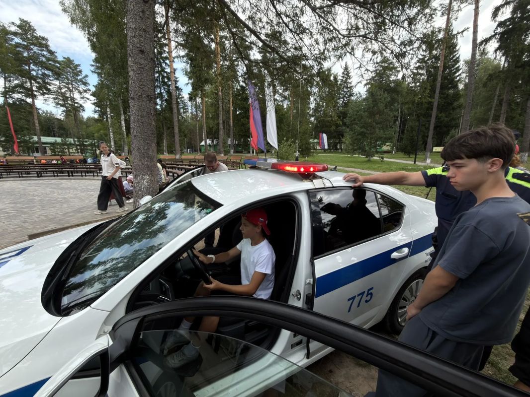 Сотрудники полиции приняли участие в открытии оздоровительной смены в лагере «Ласточка» Сотрудники полиции приняли участие в открытии оздоровительной смены в лагере «Ласточка»