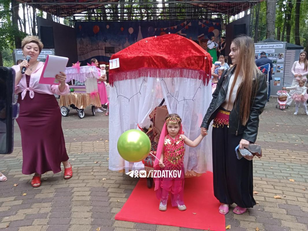 Парад детских колясок прошел в Спас-Деменске Парад детских колясок прошел в Спас-Деменске