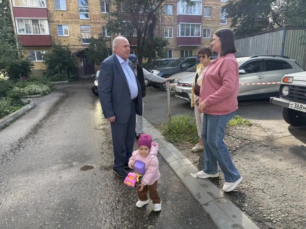 Заместитель председателя Думы Андрей Иванов провёл встречу с жителями дома №12 по улице Болотникова