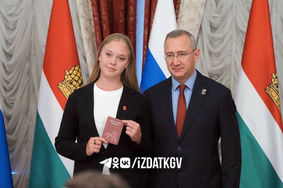 Владислав Шапша вручил юным калужанам паспорта граждан России Владислав Шапша вручил юным калужанам паспорта граждан России