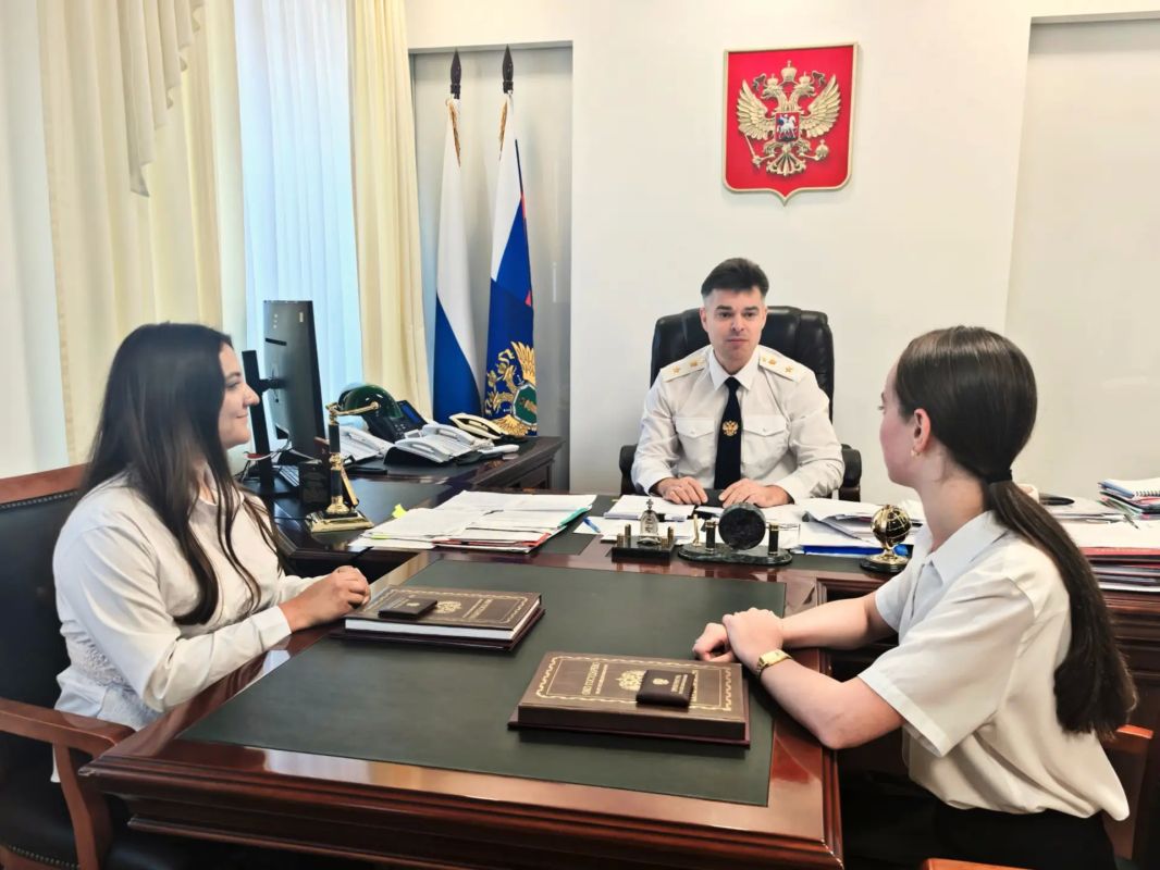 Молодые специалисты, поступившие на службу в органы прокуратуры, в торжественной обстановке приняли Присягу Молодые специалисты, поступившие на службу в органы прокуратуры, в торжественной обстановке приняли Присягу
