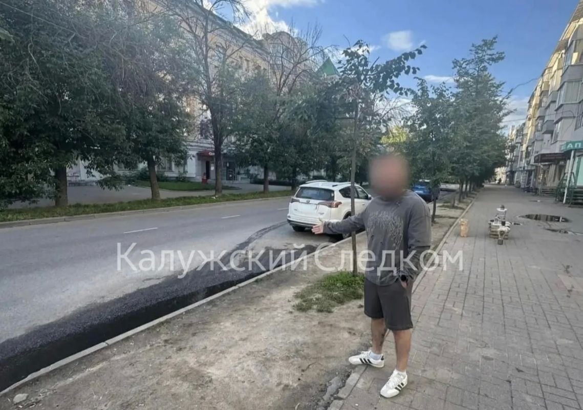 Житель Калуги расклеил интимные фото бывшей девушки на ее автомобиле, сообщили в местном СК