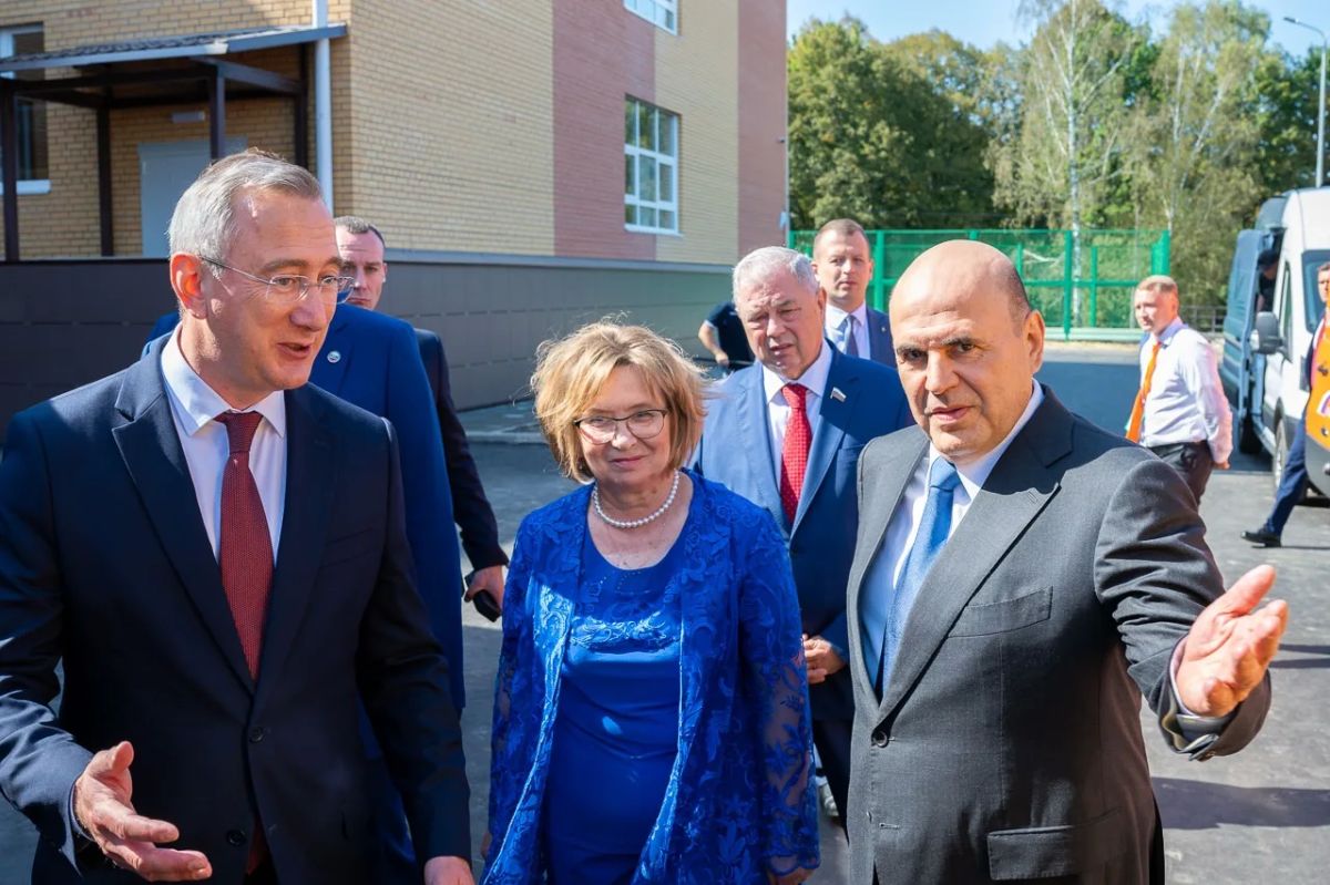 Владислав Шапша: Принял решение выделить из областного бюджета средства на повышение с 1 сентября оплаты труда водителям школьных автобусов, а также техперсоналу, обслуживающему транспорт Владислав Шапша: Принял решение выделить из областного бюджета средства на повышение с 1 сентября оплаты труда водителям школьных автобусов, а также техперсоналу, обслуживающему транспорт