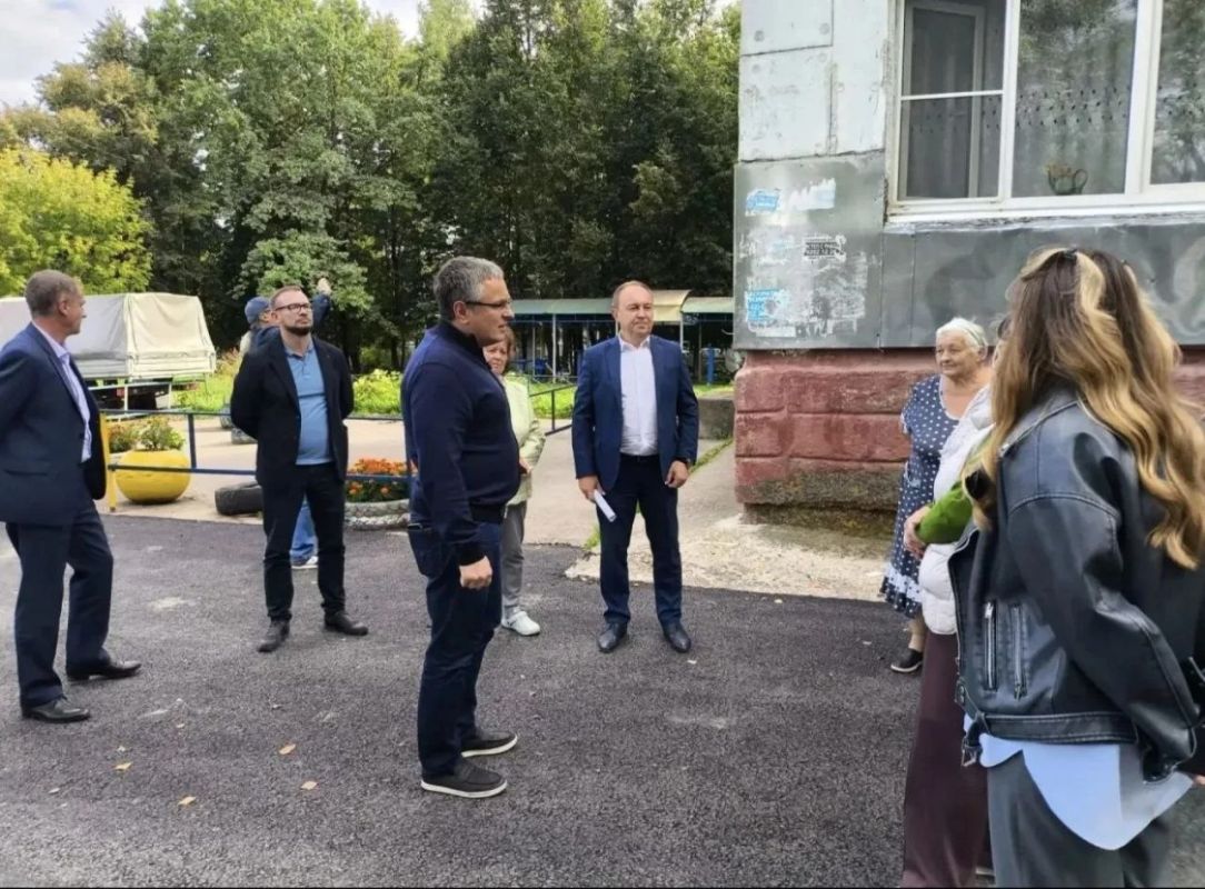 Итоги асфальтирования двора дома №67 по улице Тульской осмотрели зампредседателя Думы Александр Иванов и глава городской администрации Калуги Дмитрий Денисов Итоги асфальтирования двора дома №67 по улице Тульской осмотрели зампредседателя Думы Александр Иванов и глава городской администрации Калуги Дмитрий Денисов