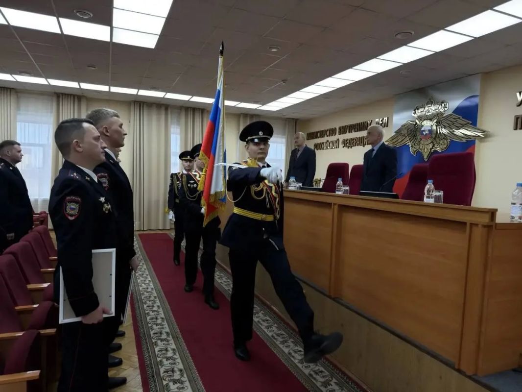 В УМВД России по Калужской области состоялось торжественное мероприятие в преддверии Дня Государственного флага России В УМВД России по Калужской области состоялось торжественное мероприятие в преддверии Дня Государственного флага России