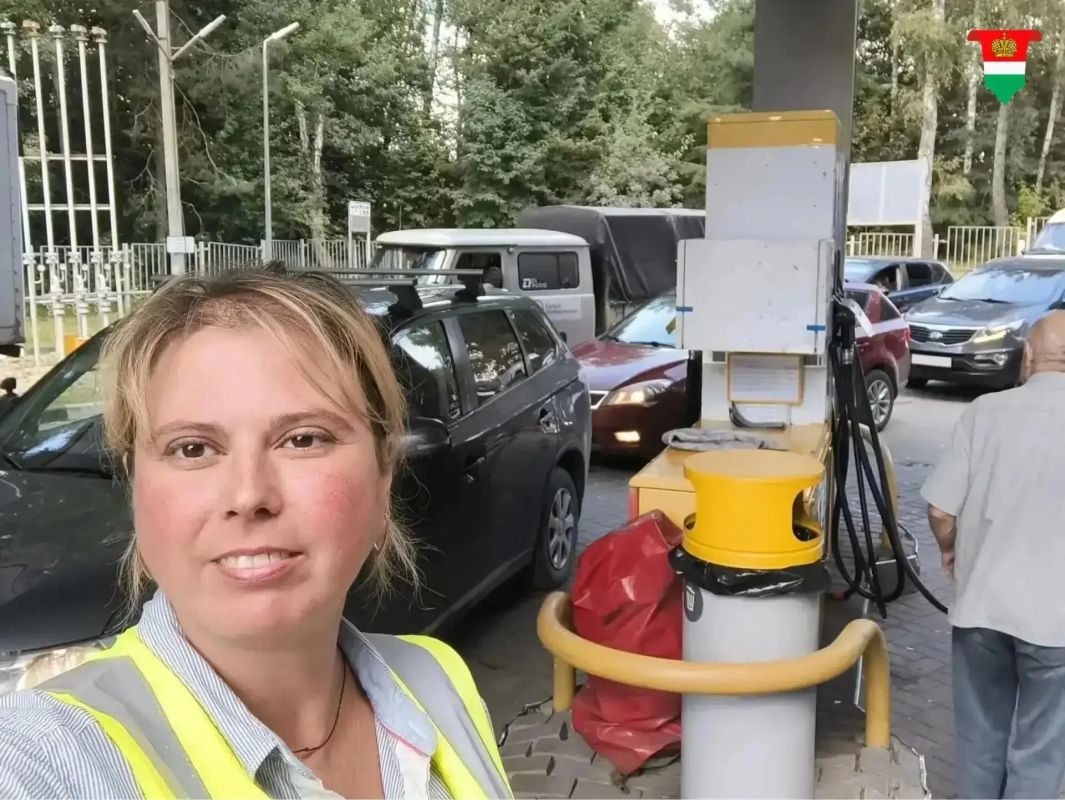 Волонтёры помогают жителям региона на АЗС Волонтёры помогают жителям региона на АЗС