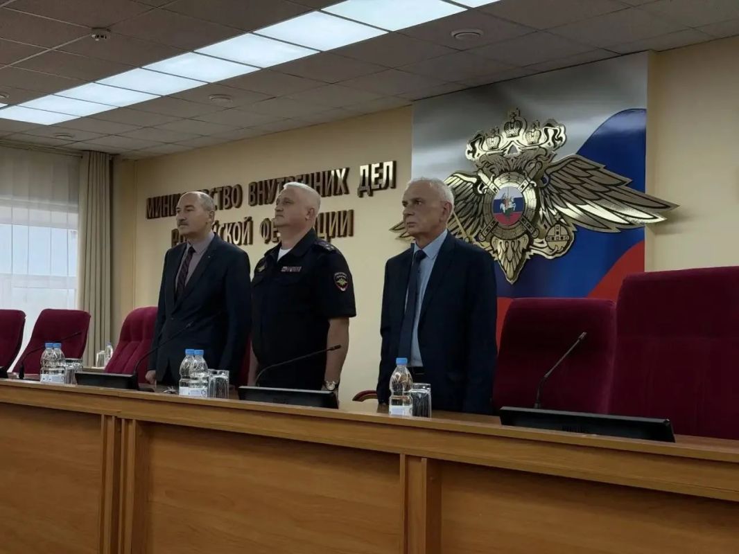 В УМВД России по Калужской области состоялось торжественное мероприятие в преддверии Дня Государственного флага России В УМВД России по Калужской области состоялось торжественное мероприятие в преддверии Дня Государственного флага России