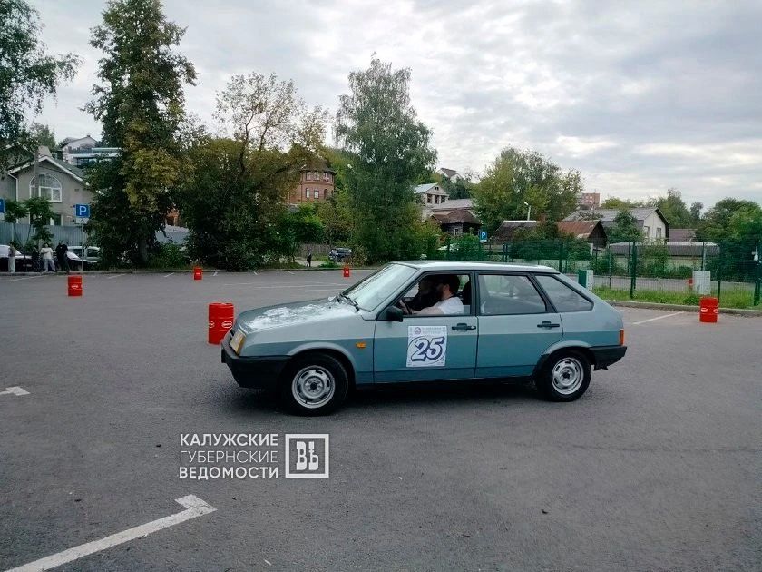 Калужанам на выставке ретроавтомобилей показали троллейбус-рекордсмен по пробегу Калужанам на выставке ретроавтомобилей показали троллейбус-рекордсмен по пробегу