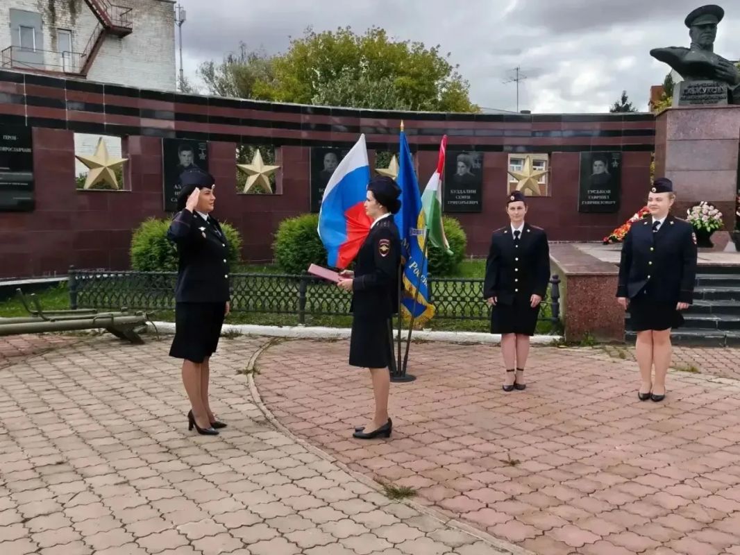 Сотрудники полиции приняли участие в патриотических мероприятиях в преддверии Дня Государственного флага Сотрудники полиции приняли участие в патриотических мероприятиях в преддверии Дня Государственного флага