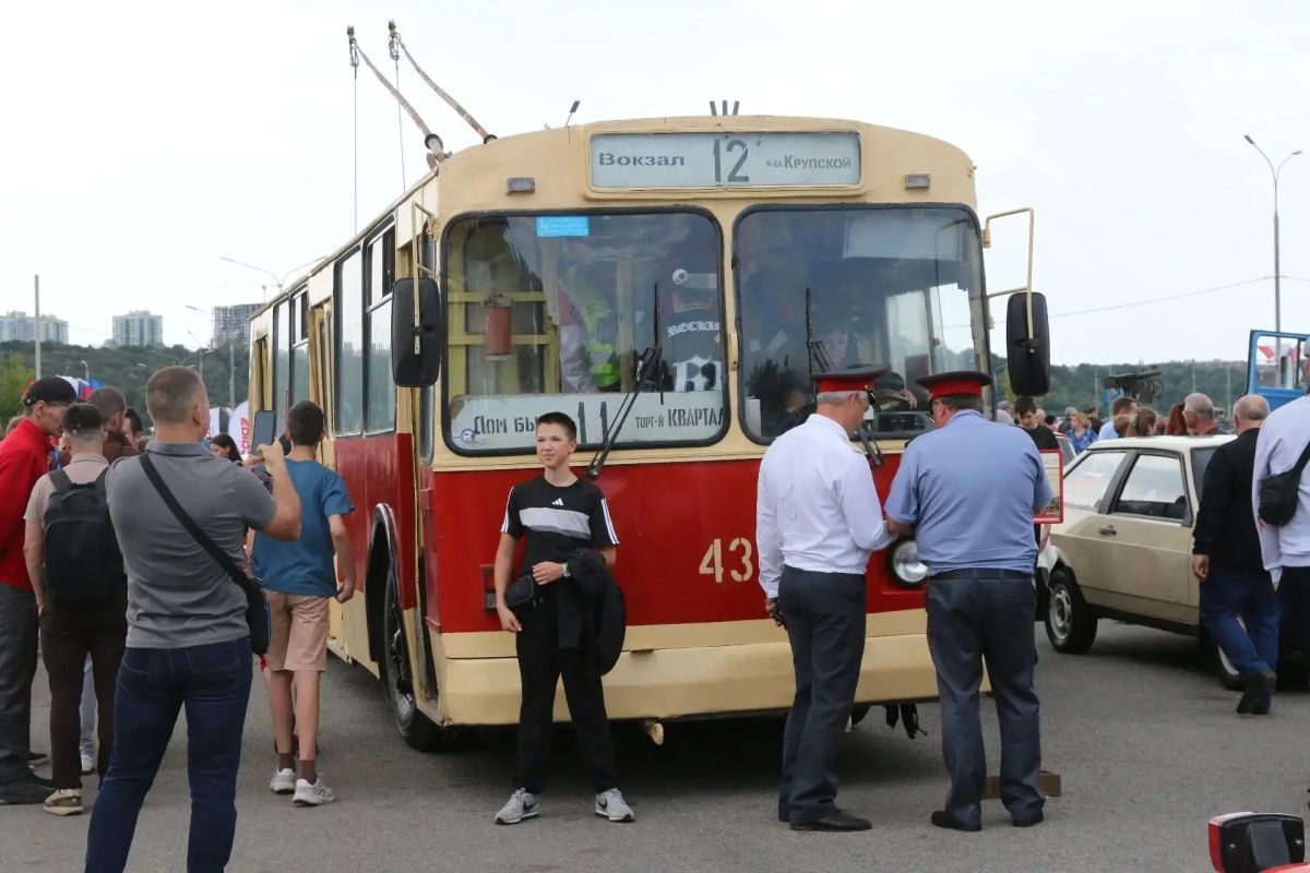В Калуге проходит выставка ретроавтомобилей В Калуге проходит выставка ретроавтомобилей