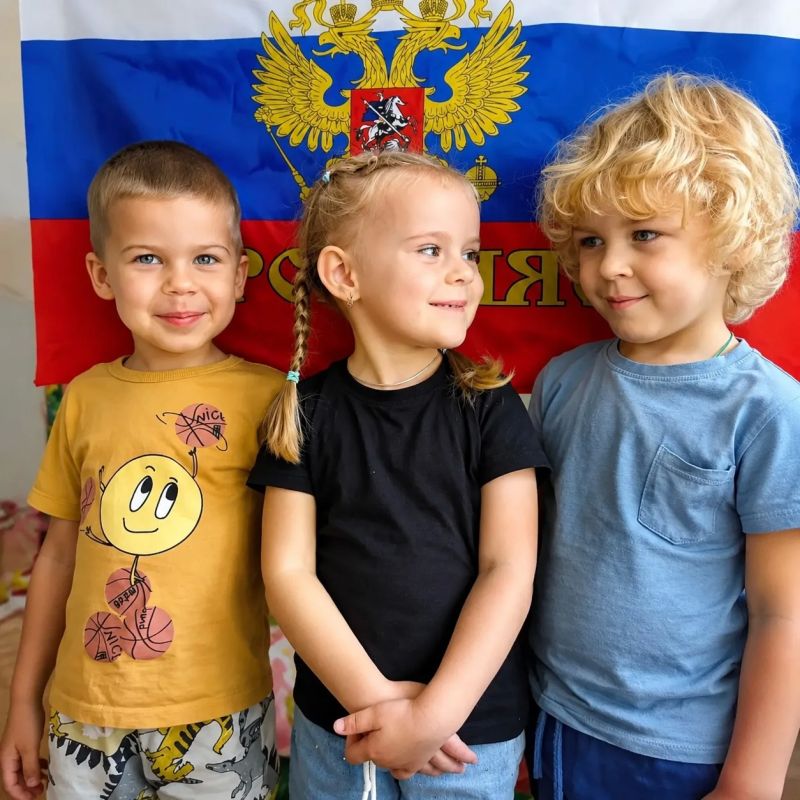 Дмитрий Денисов: Сегодня российский триколор особенно красив Дмитрий Денисов: Сегодня российский триколор особенно красив