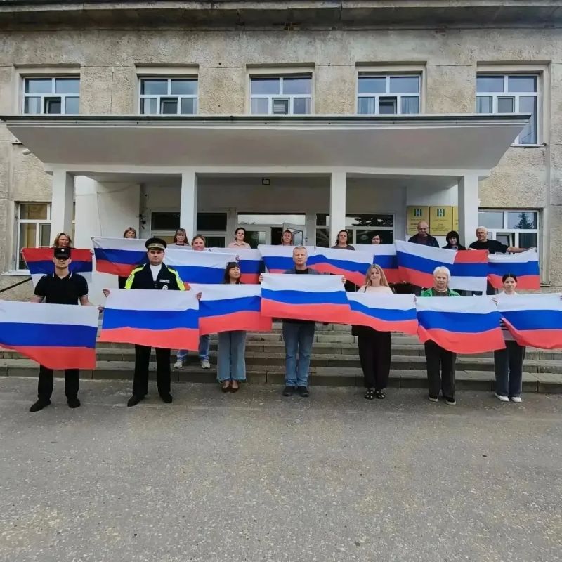 Сотрудники полиции приняли участие в патриотических мероприятиях в преддверии Дня Государственного флага Сотрудники полиции приняли участие в патриотических мероприятиях в преддверии Дня Государственного флага