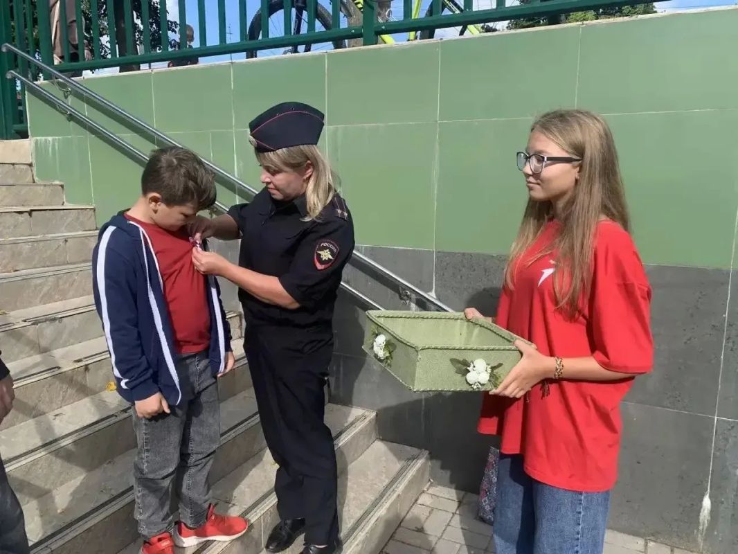 Сотрудники полиции приняли участие в праздновании Дня Государственного флага России в Кондровской школе Сотрудники полиции приняли участие в праздновании Дня Государственного флага России в Кондровской школе