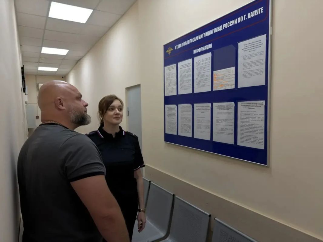 Член Общественного совета при УМВД России по Калужской области посетил отдел по вопросам миграции в Калуге Член Общественного совета при УМВД России по Калужской области посетил отдел по вопросам миграции в Калуге