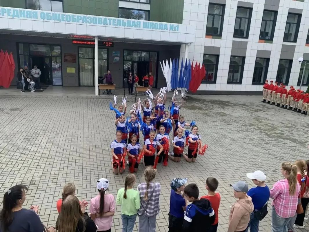 Сотрудники полиции приняли участие в праздновании Дня Государственного флага России в Кондровской школе Сотрудники полиции приняли участие в праздновании Дня Государственного флага России в Кондровской школе