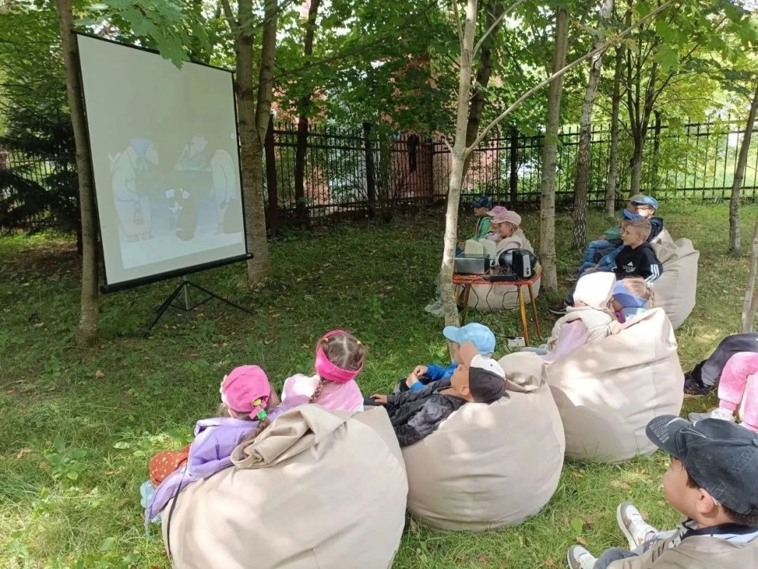 При поддержке Андрея Макарова в детском саду №102 «Терем-теремок» оборудован летний кинотеатр При поддержке Андрея Макарова в детском саду №102 «Терем-теремок» оборудован летний кинотеатр