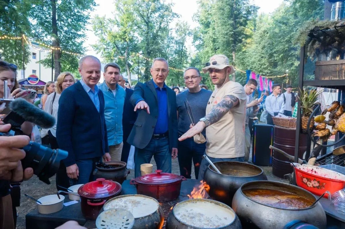 «Вкусно, как в детстве». Владислав Шапша попробовал блюда традиционной русской кухни на гастрономическом фестивале «Калуга «Вкусно, как в детстве». Владислав Шапша попробовал блюда традиционной русской кухни на гастрономическом фестивале «Калуга