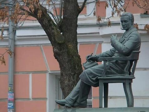 В Калуге отремонтируют кровлю гаражей у здания бывшей мужской гимназии