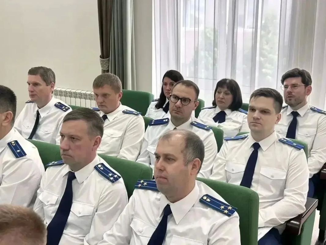 Прокурор области Константин Жиляков провёл совещание с городскими и районными прокурорами по вопросам подготовки образовательных учреждений к новому учебному году и объектов жилищно-коммунального хозяйства к предстоящему... Прокурор области Константин Жиляков провёл совещание с городскими и районными прокурорами по вопросам подготовки образовательных учреждений к новому учебному году и объектов жилищно-коммунального хозяйства к предстоящему...