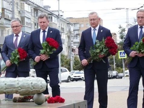 Калужане возложили цветы к могиле Неизвестного солдата