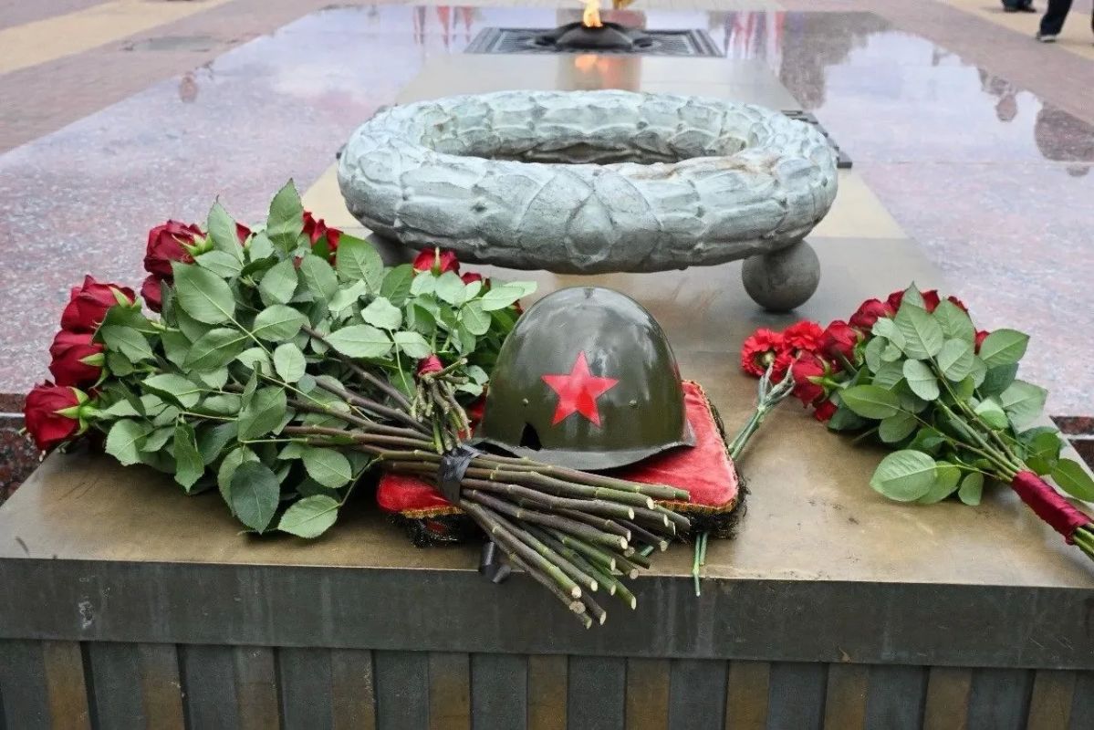 Владислав Шапша: «Мы ни на миг не забываем, кто отстоял независимость нашей Родины» Владислав Шапша: «Мы ни на миг не забываем, кто отстоял независимость нашей Родины»