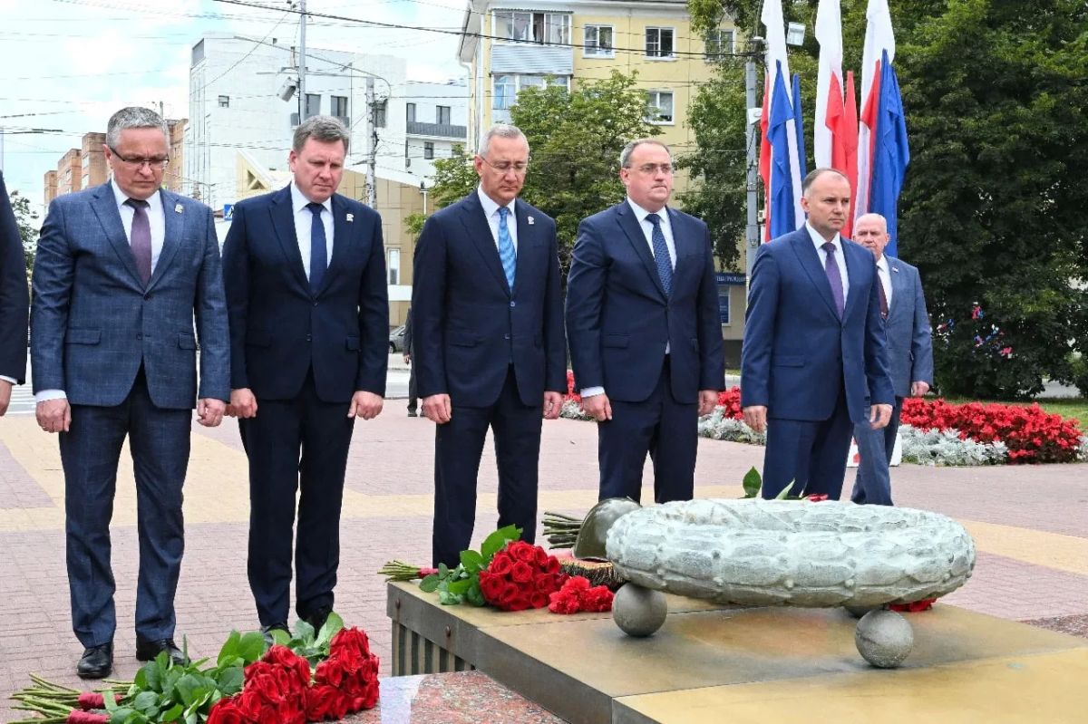 Владислав Шапша вместе с коллегами возложили цветы к Могиле Неизвестного солдата в преддверии Дня города Калуги Владислав Шапша вместе с коллегами возложили цветы к Могиле Неизвестного солдата в преддверии Дня города Калуги