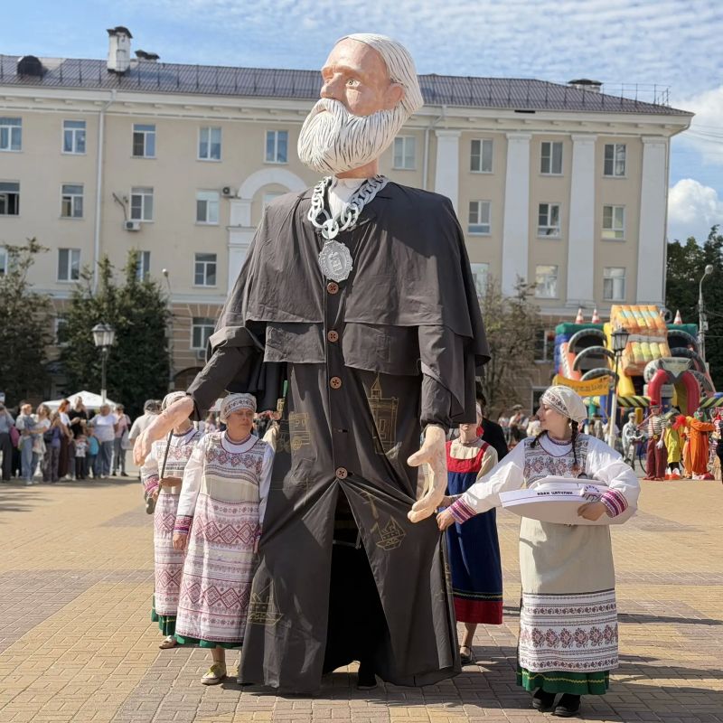 Секретный гость, велосимфония и клоунессы! На Театральной площади начинается что-то невероятное Секретный гость, велосимфония и клоунессы! На Театральной площади начинается что-то невероятное